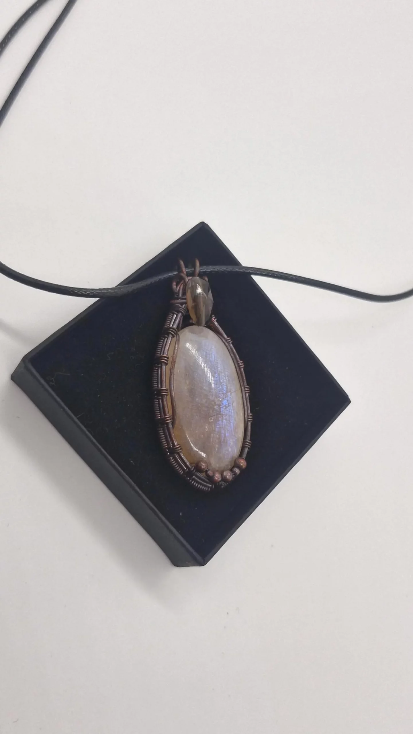 Amulette en pierre de lune africaine et quartz fumé, enveloppé de fil de cuivre fait main, gemme flash bleue