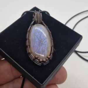 Amulette en pierre de lune africaine et quartz fumé, enveloppé de fil de cuivre fait main, gemme flash bleue