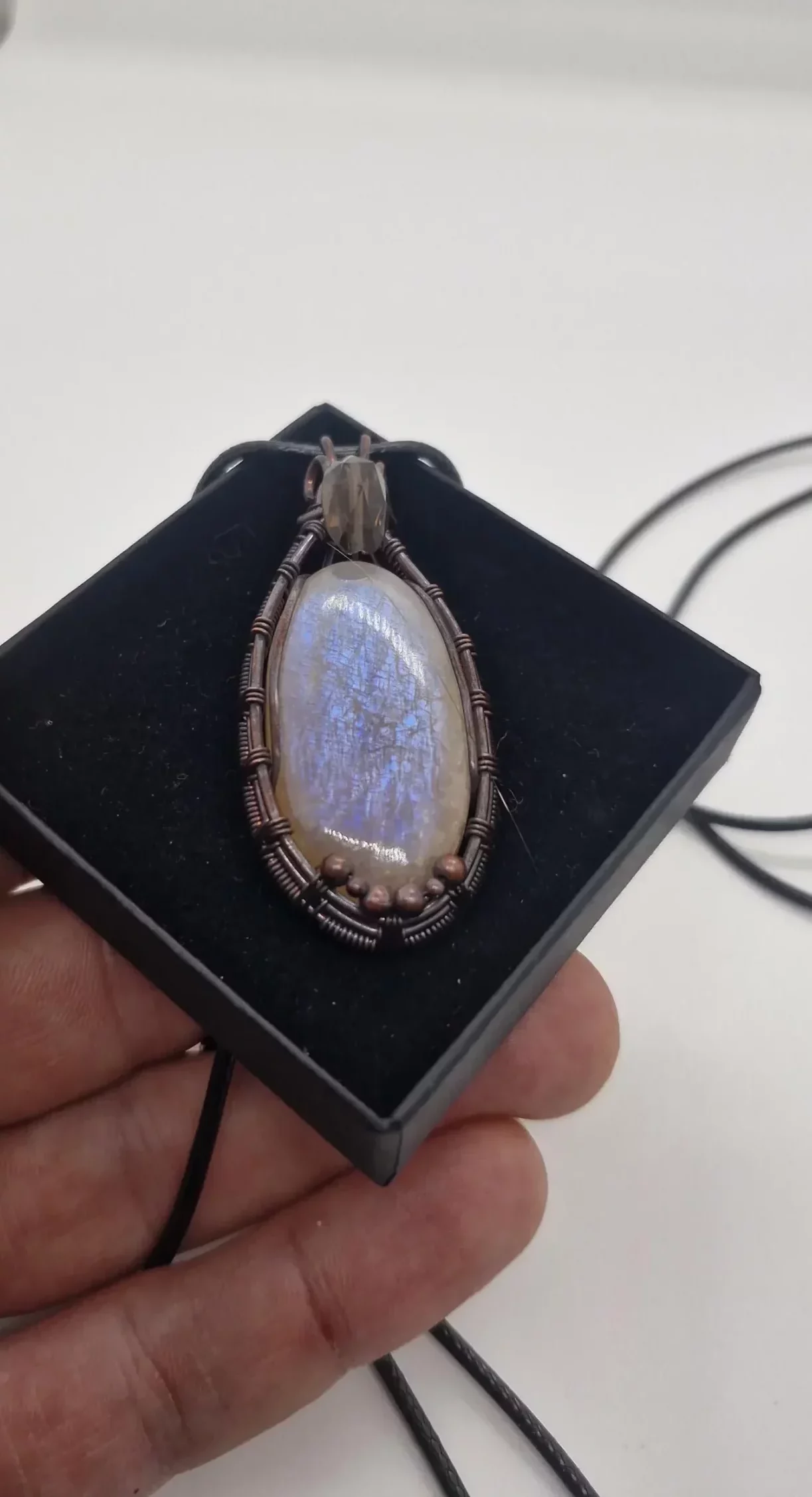 Amulette en pierre de lune africaine et quartz fumé, enveloppé de fil de cuivre fait main, gemme flash bleue
